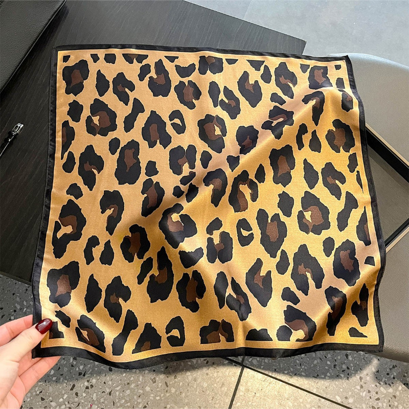 100% Silk Square Scarf Leopard - Scarf Silk Square recension och pris